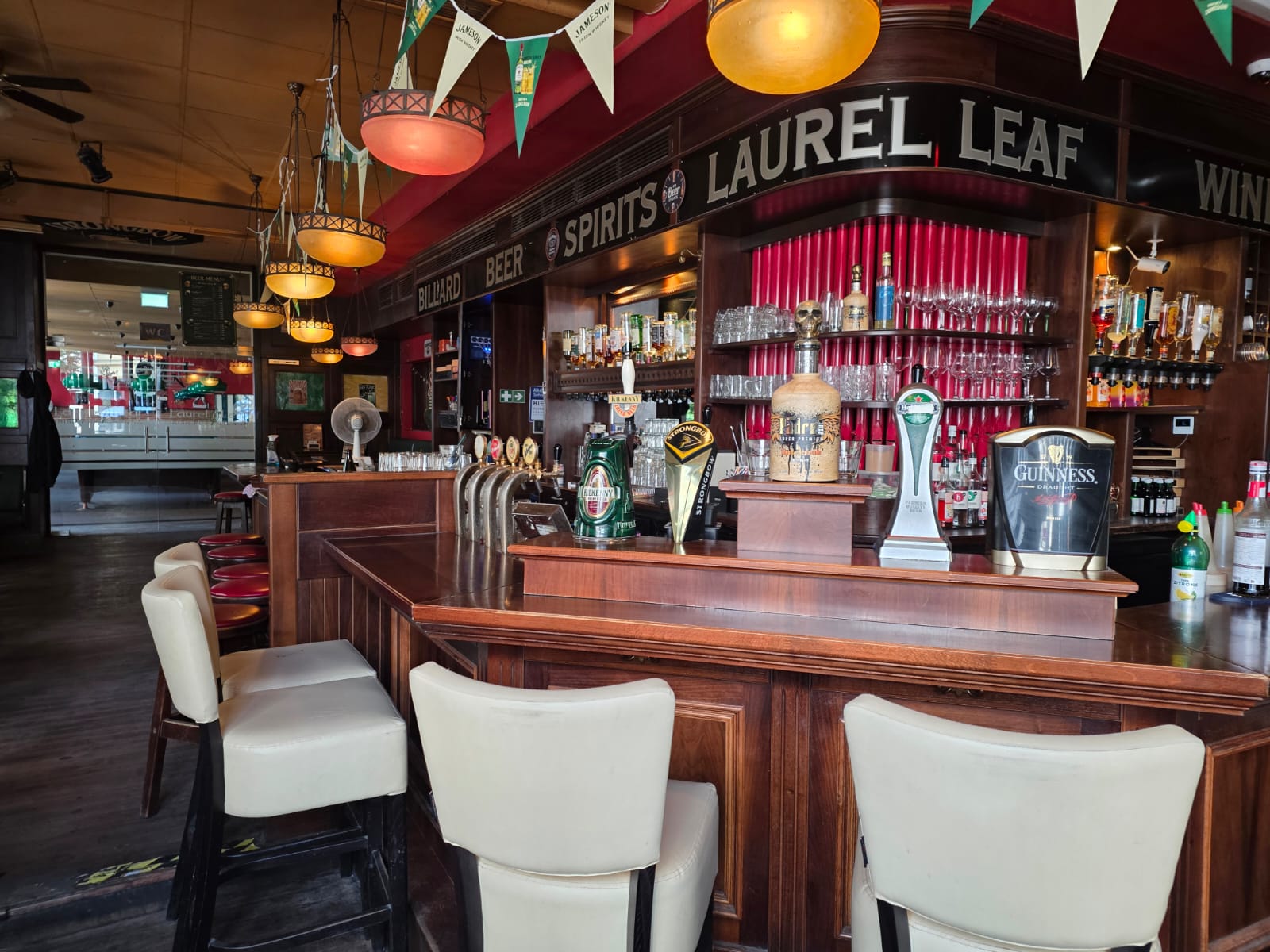 Laurel leaf irish pub  14