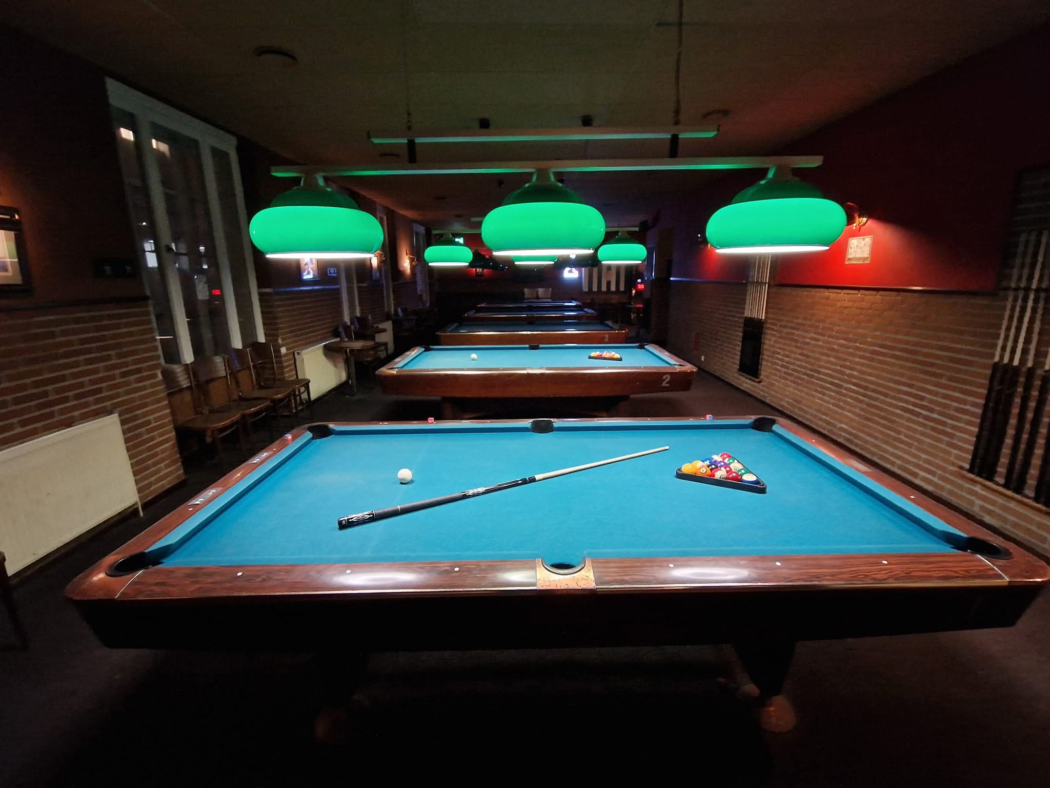 Laurel leaf irish pub  16