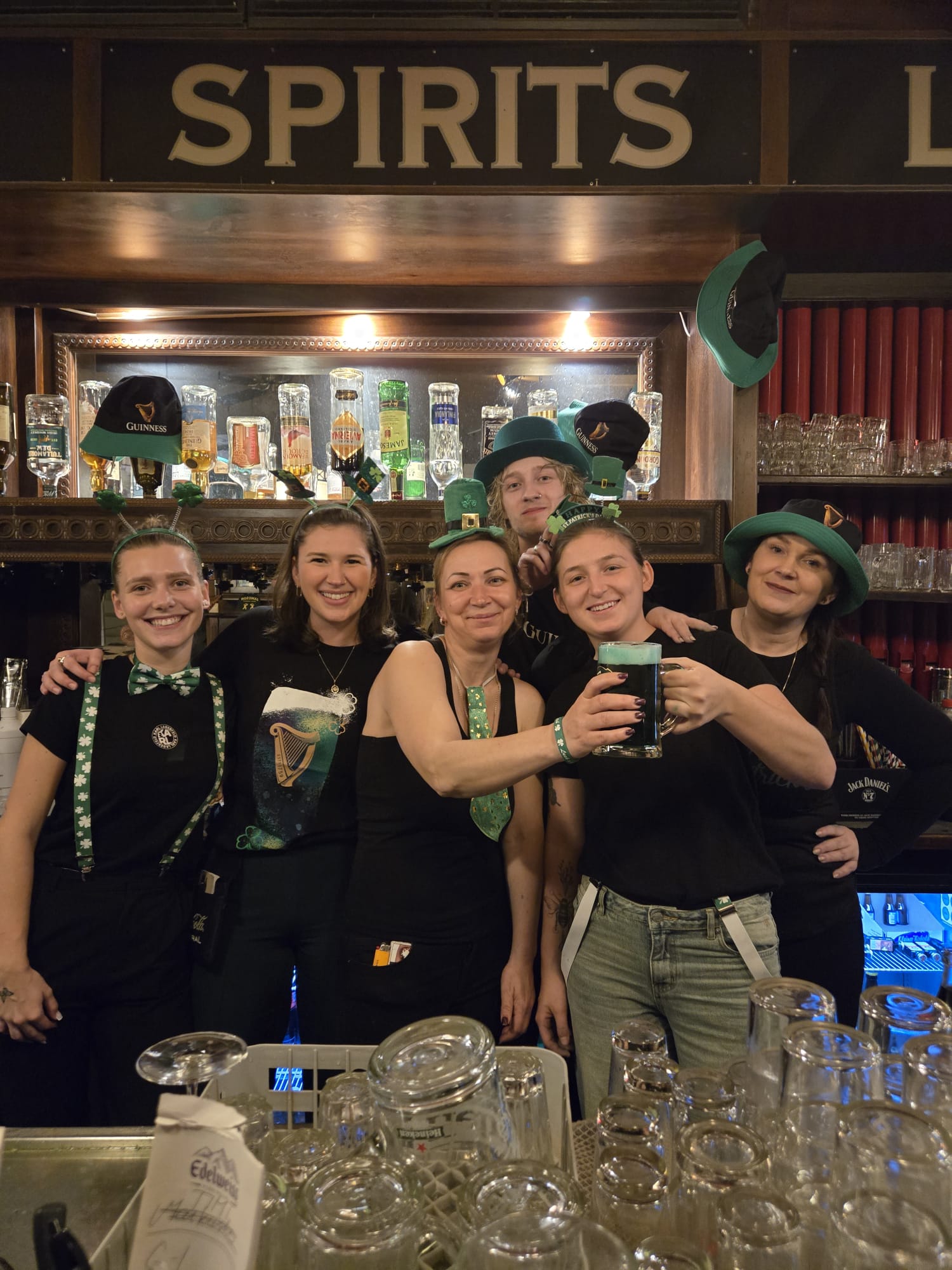 Laurel leaf irish pub  7