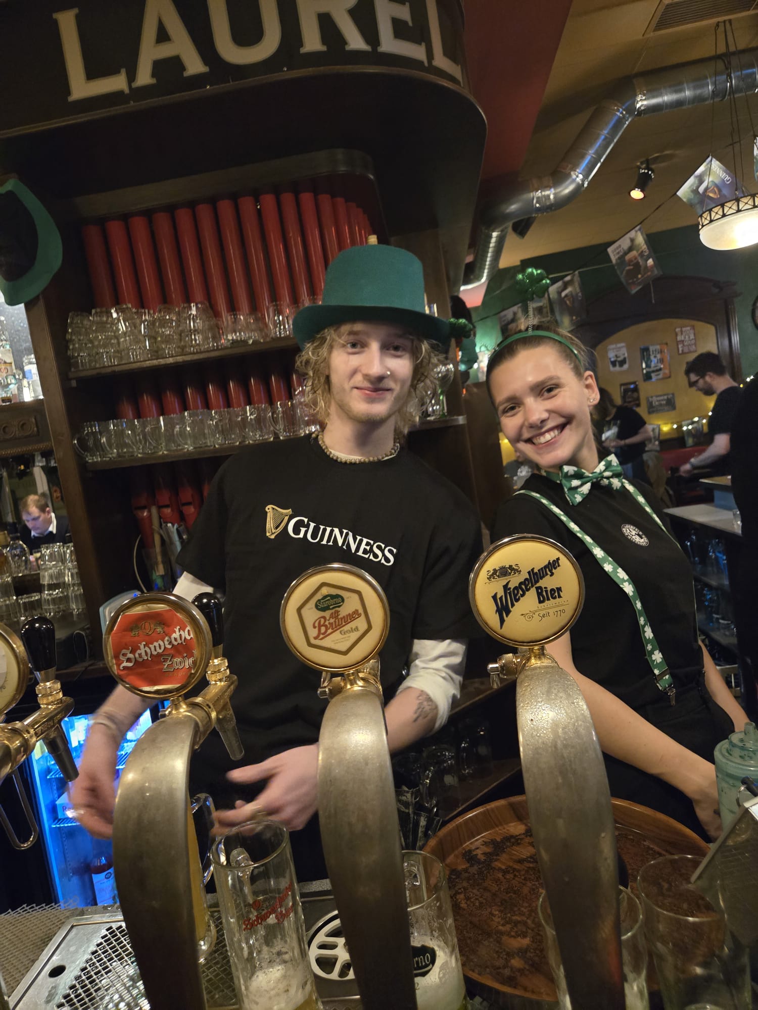Laurel leaf irish pub  8